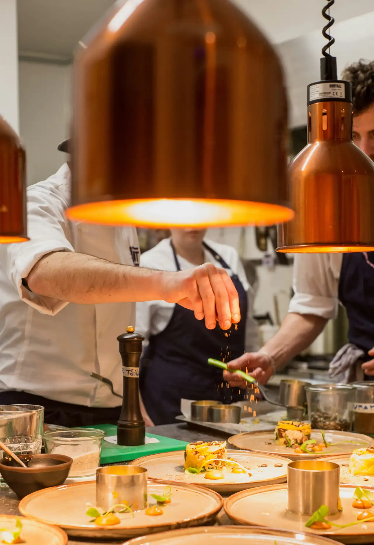 Notre chef dresse les plats du jour en cuisine